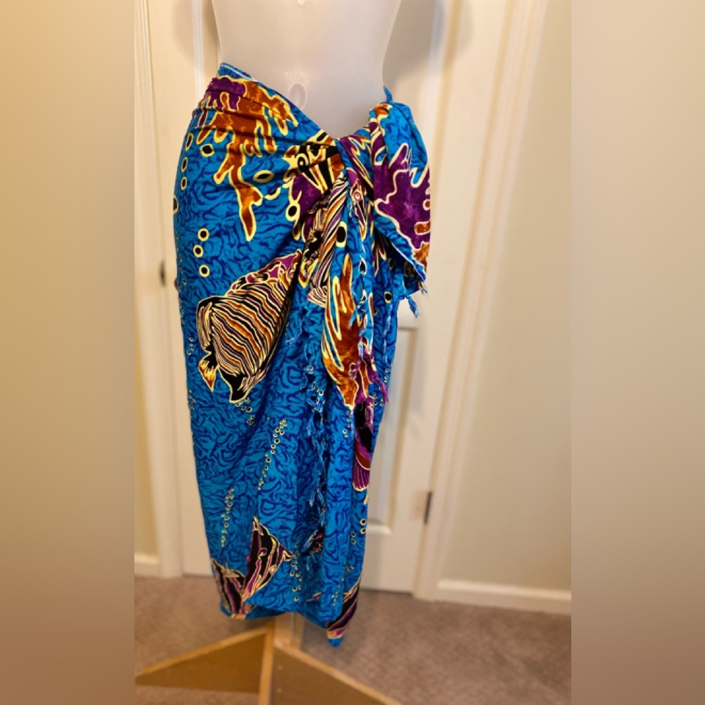 NWOT Lovely tropical fish pattern beach sarong with fringes, Size:  56”L x 44”L